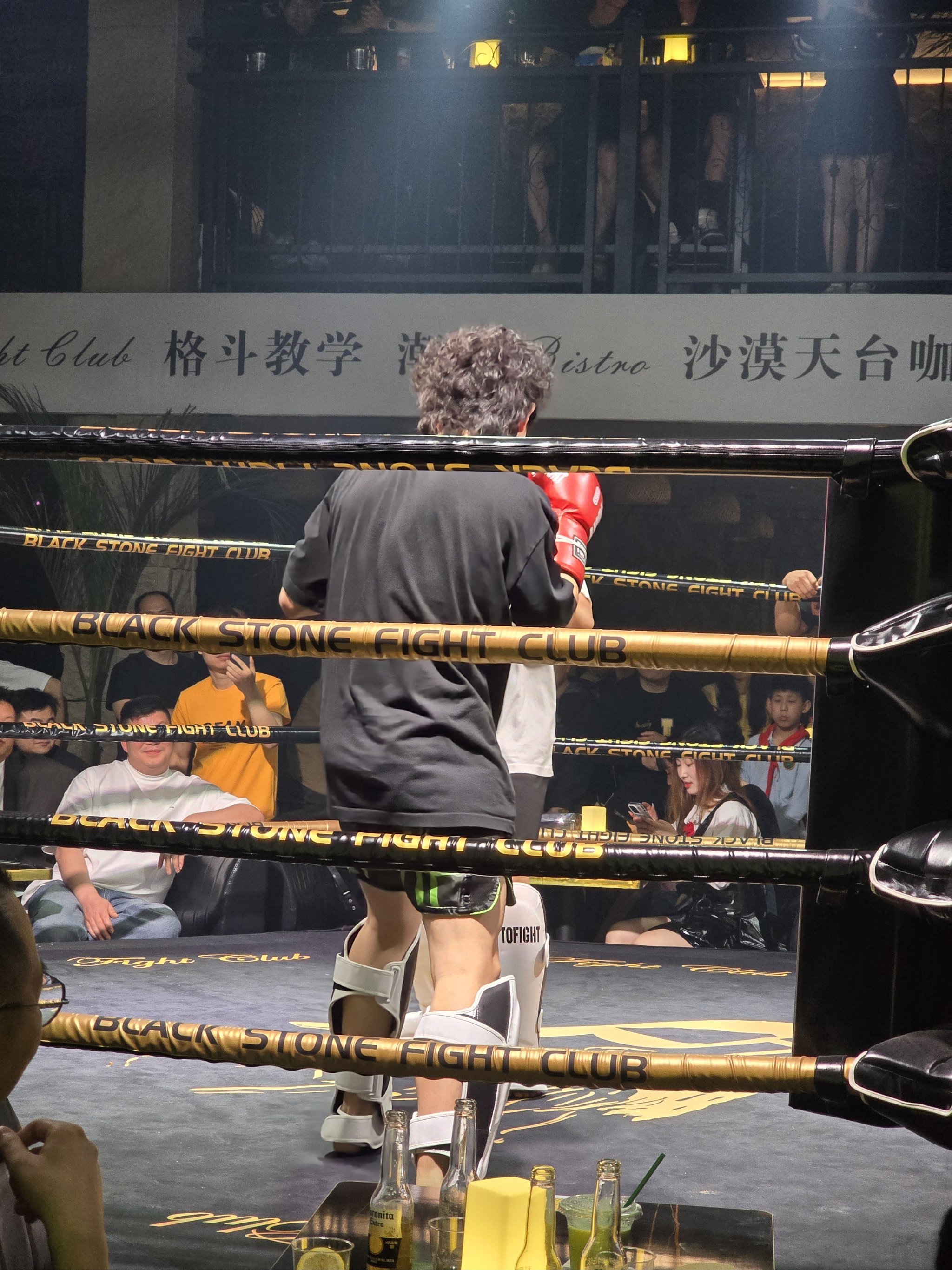 拳击友谊赛上演强强对话，河套猎隼队淘汰对手江汉银狐队，战术调整见效；团队防守值得称道